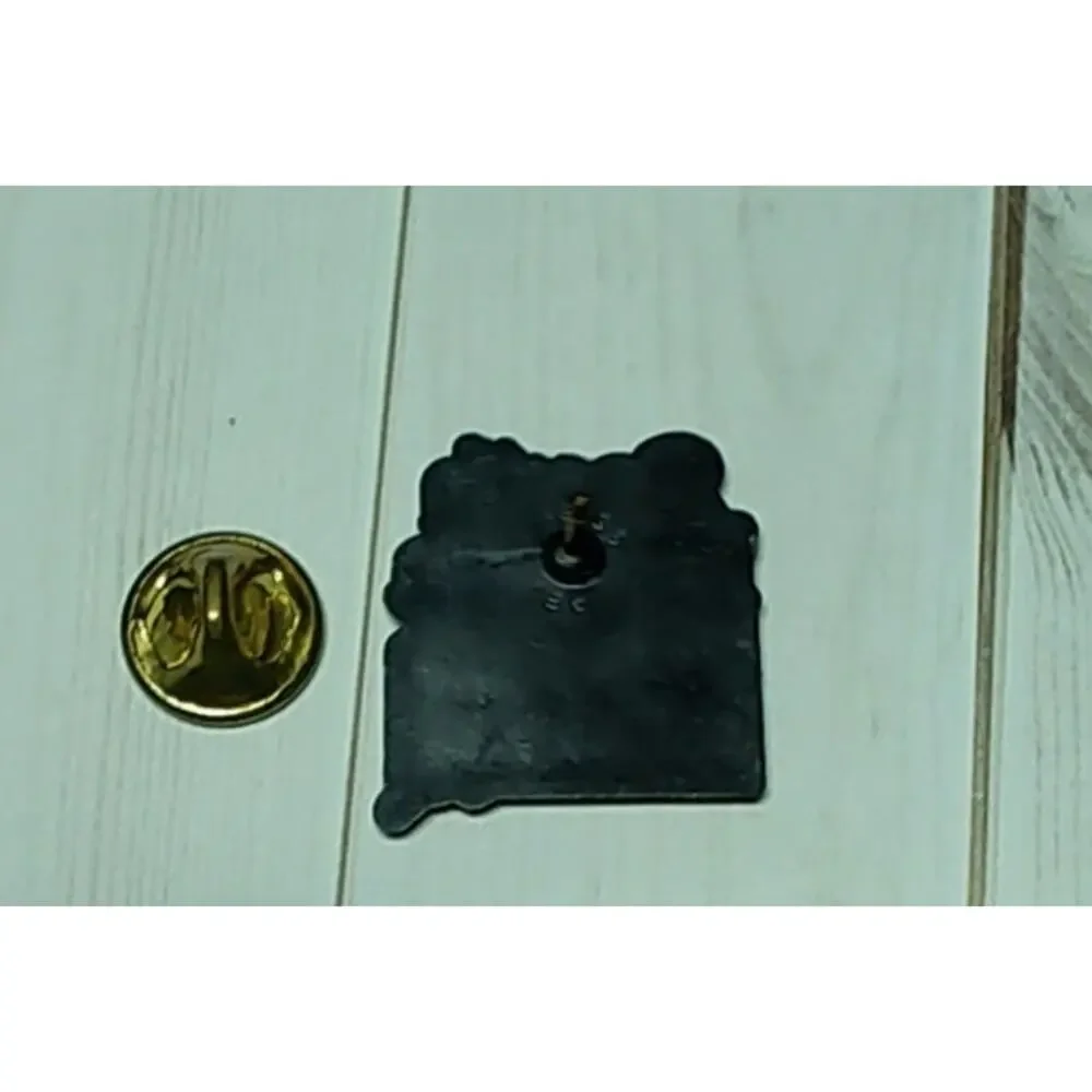 South Dakota Mount Rushmore Gold & Black Plastic Souvenir Travel Pin